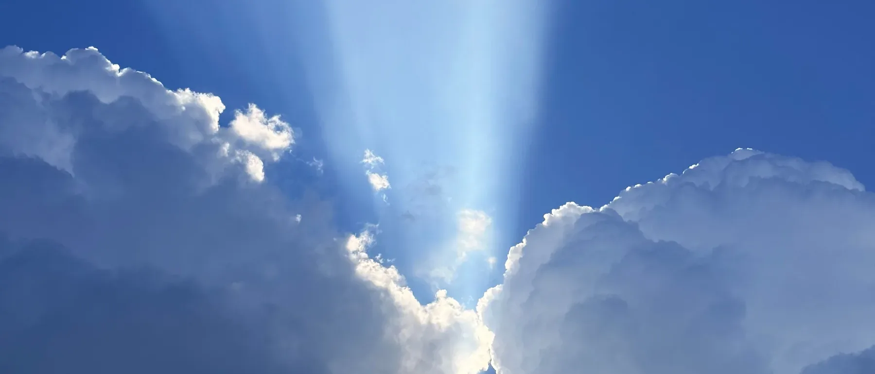 Rayos de luz que atraviesan las nubes