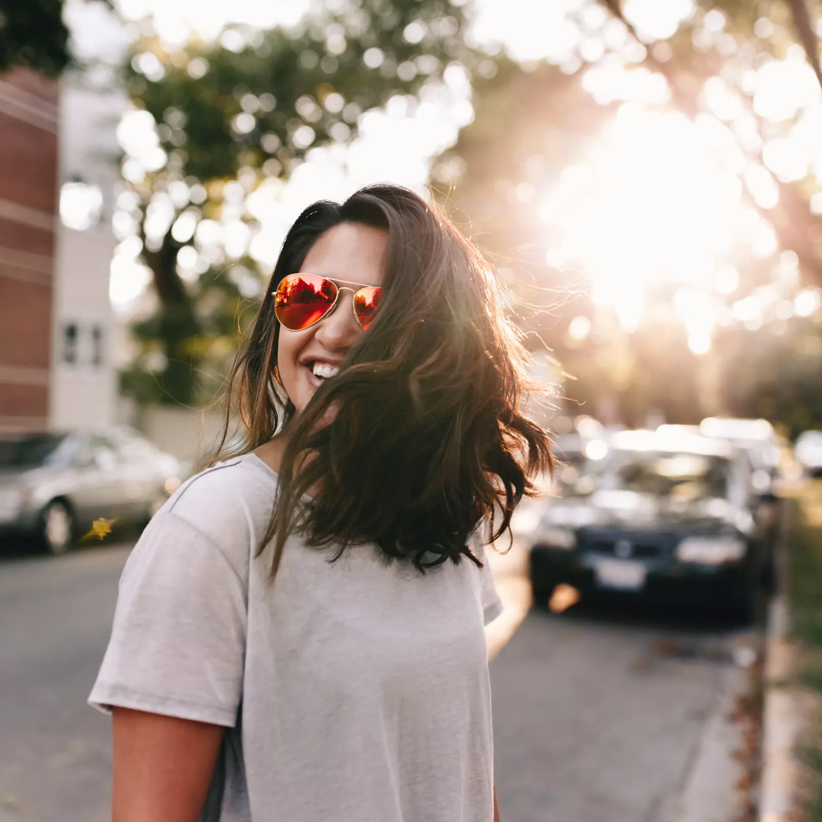 Mujer sonriendo con confianza