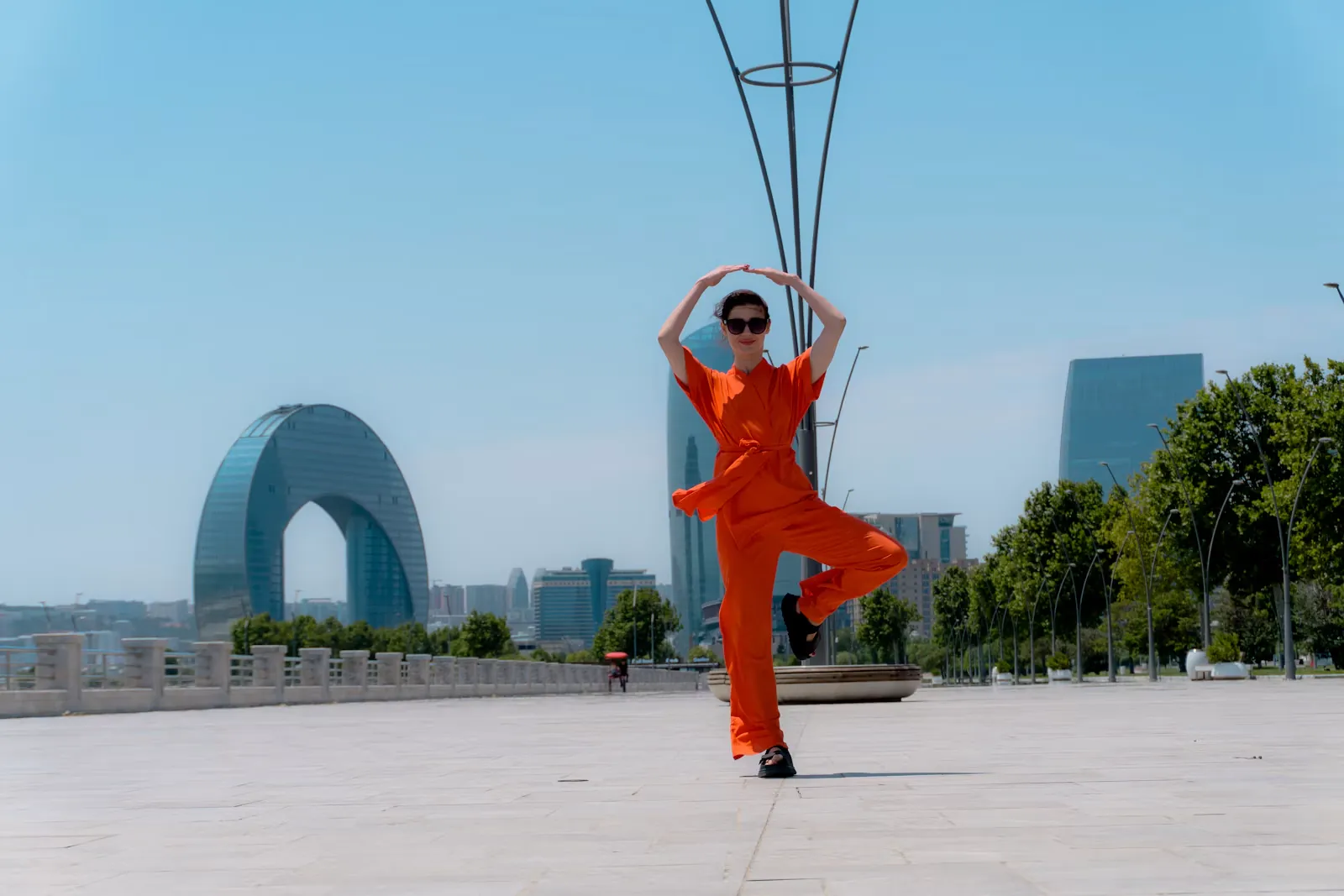 Mujer con traje naranja bailando al aire libre