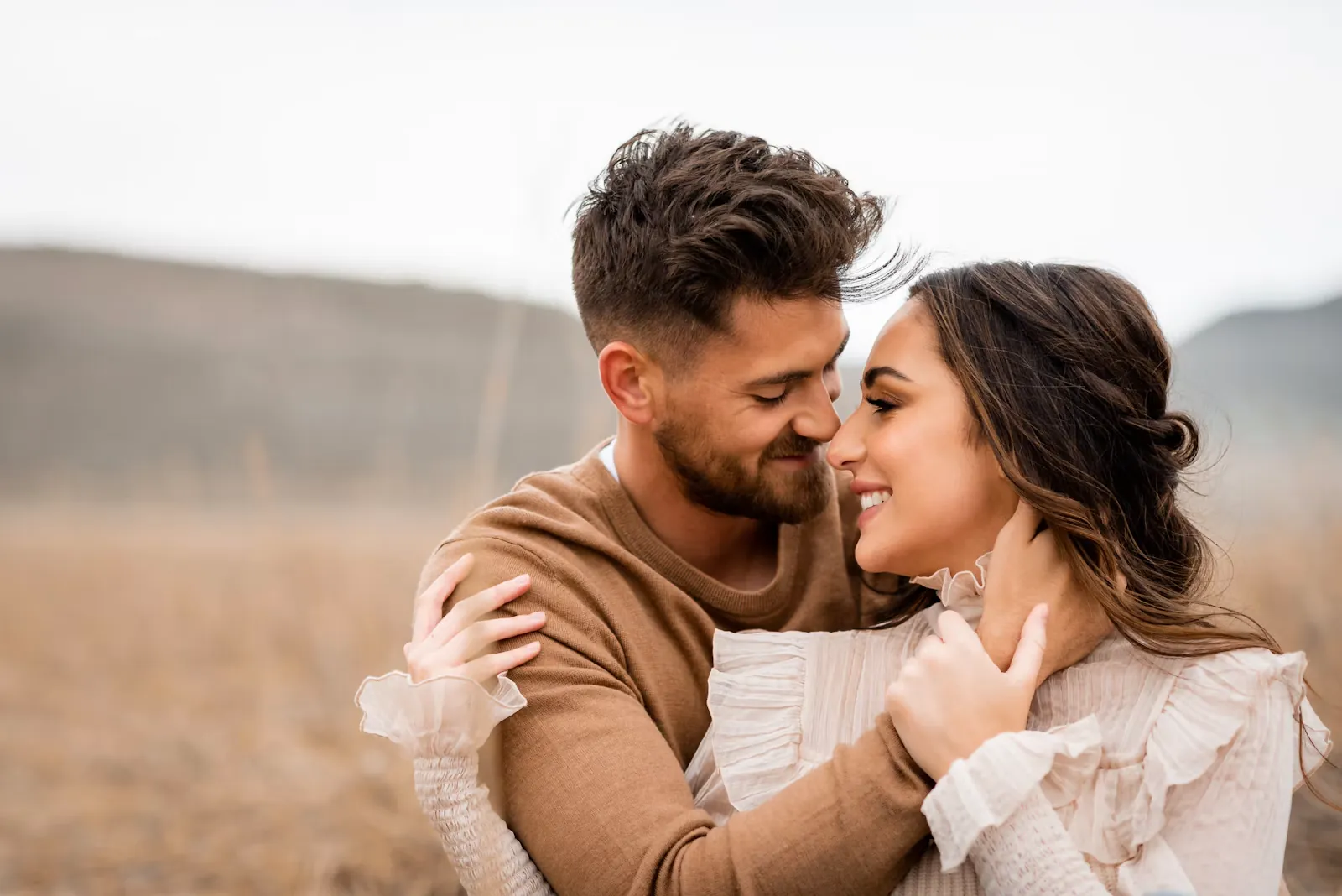 Pareja abrazada que se sonríe