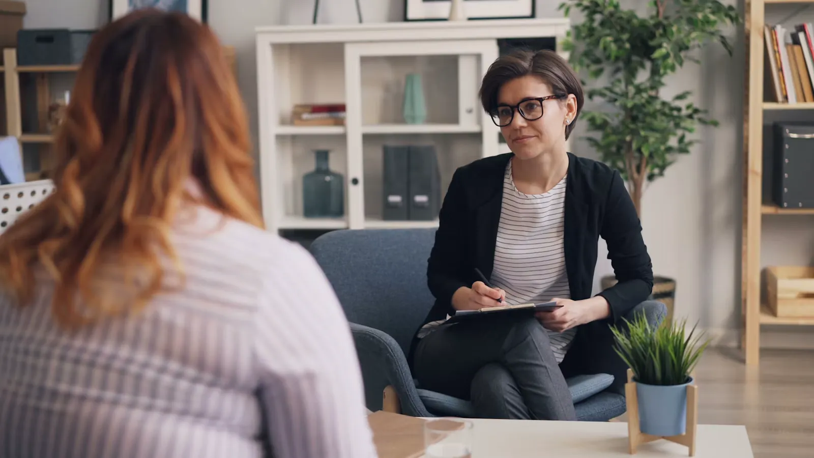 Terapeuta atiende a una consultante en su consulta