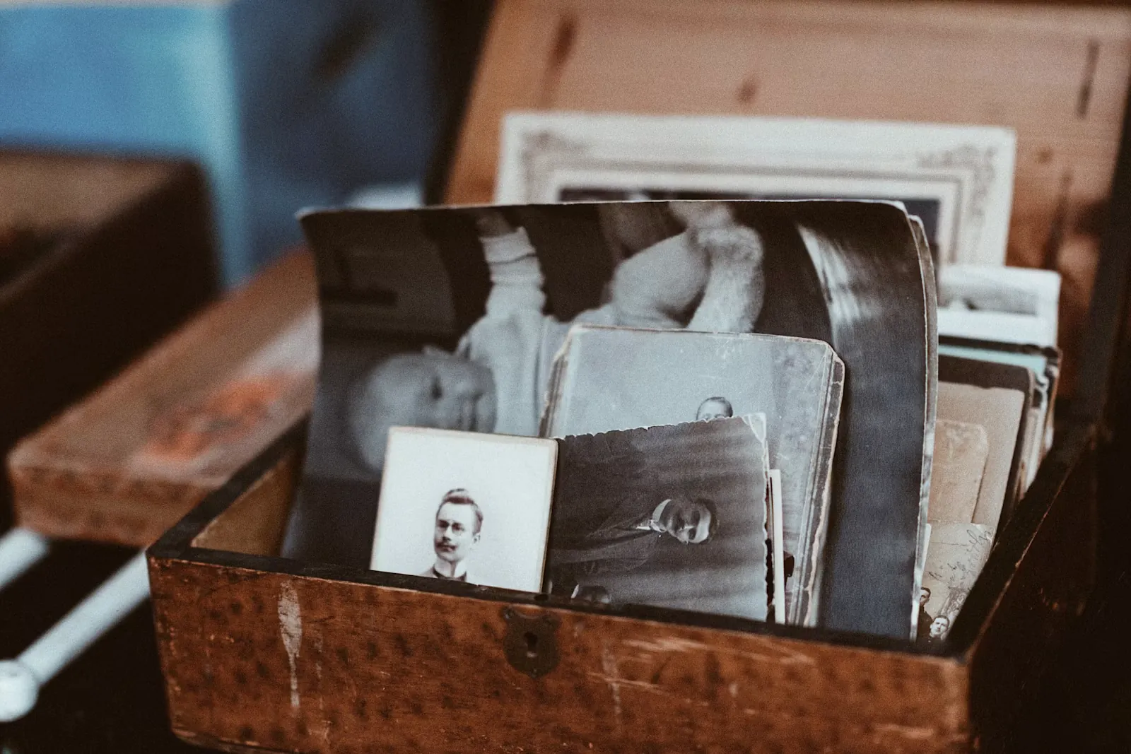 Fotografías familiares antiguas en un cofre de madera