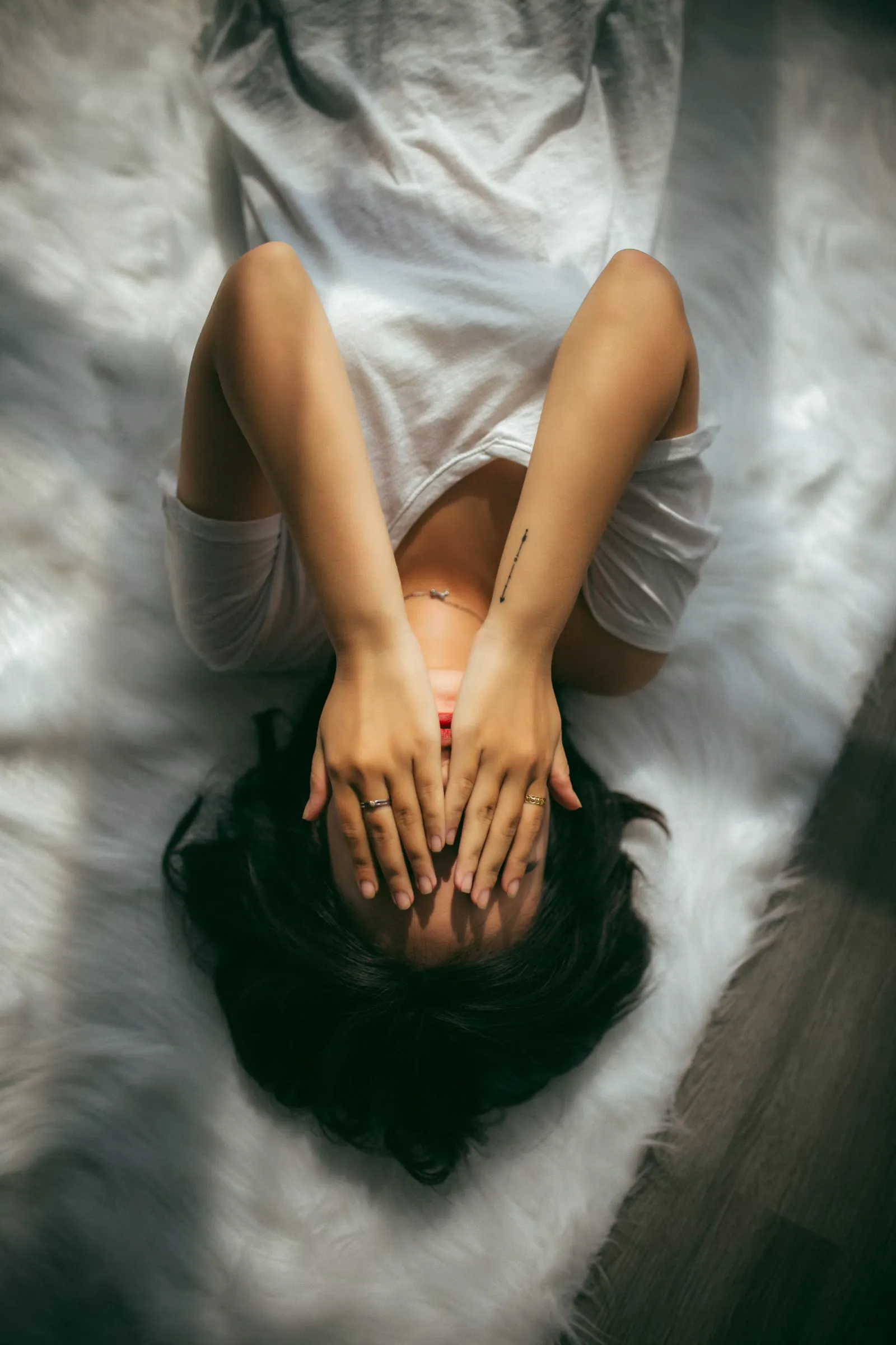 Mujer frustrada cubriéndose el rostro con las manos