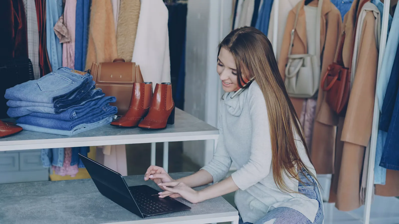 Mujer trabaja en su emprendimiento de ropa desde su portátil
