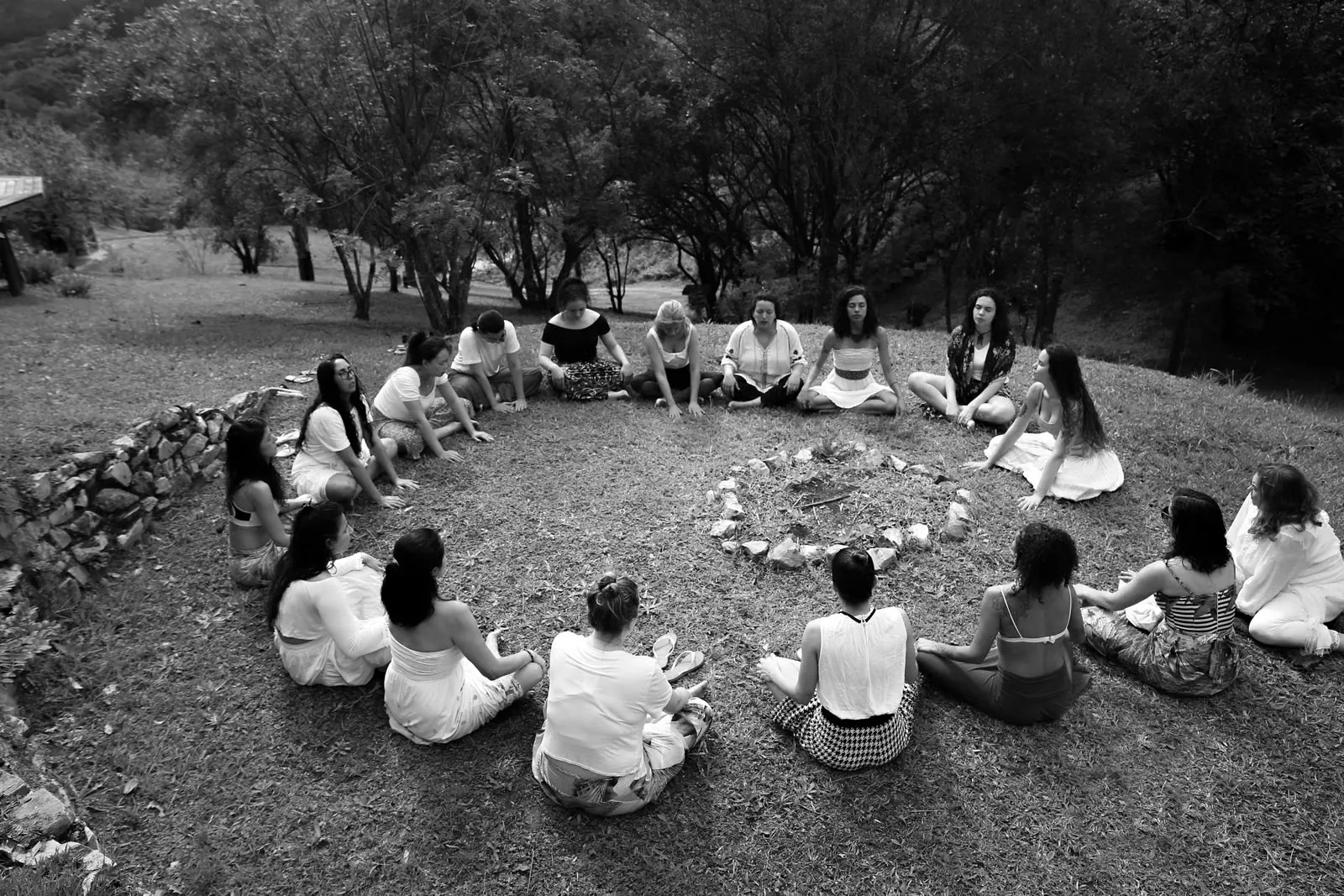 Grupo de mujeres sentadas en círculo al aire libre